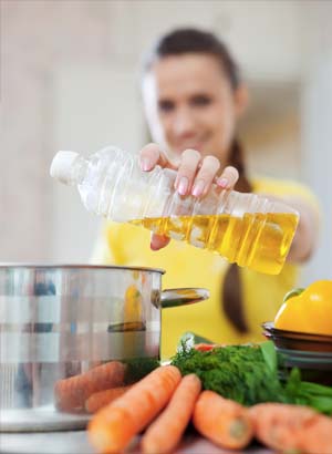 Mujer con aceite de cocina en la mano